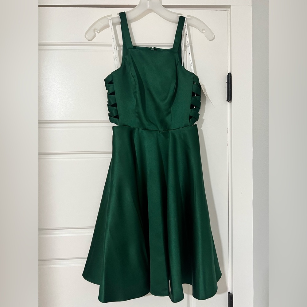 NWT, juniors emerald green formal dress, size 0 - Picture 4 of 5